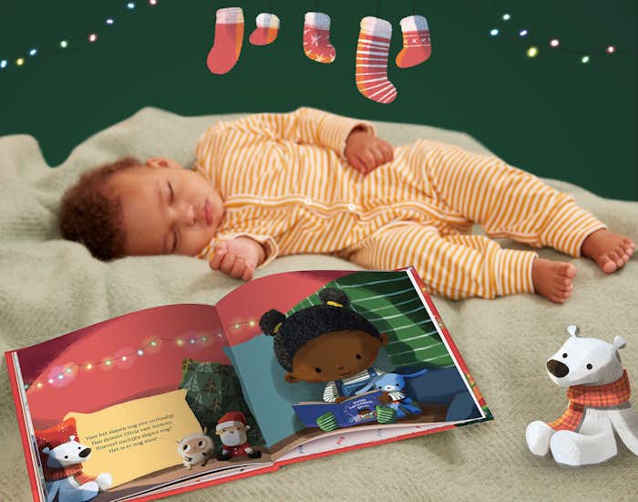 Slapende baby naast het boek