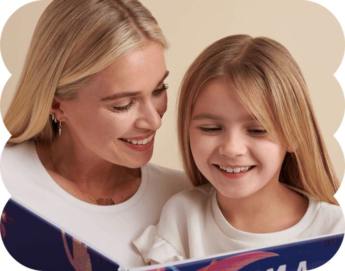 Madre e figlia sorridenti