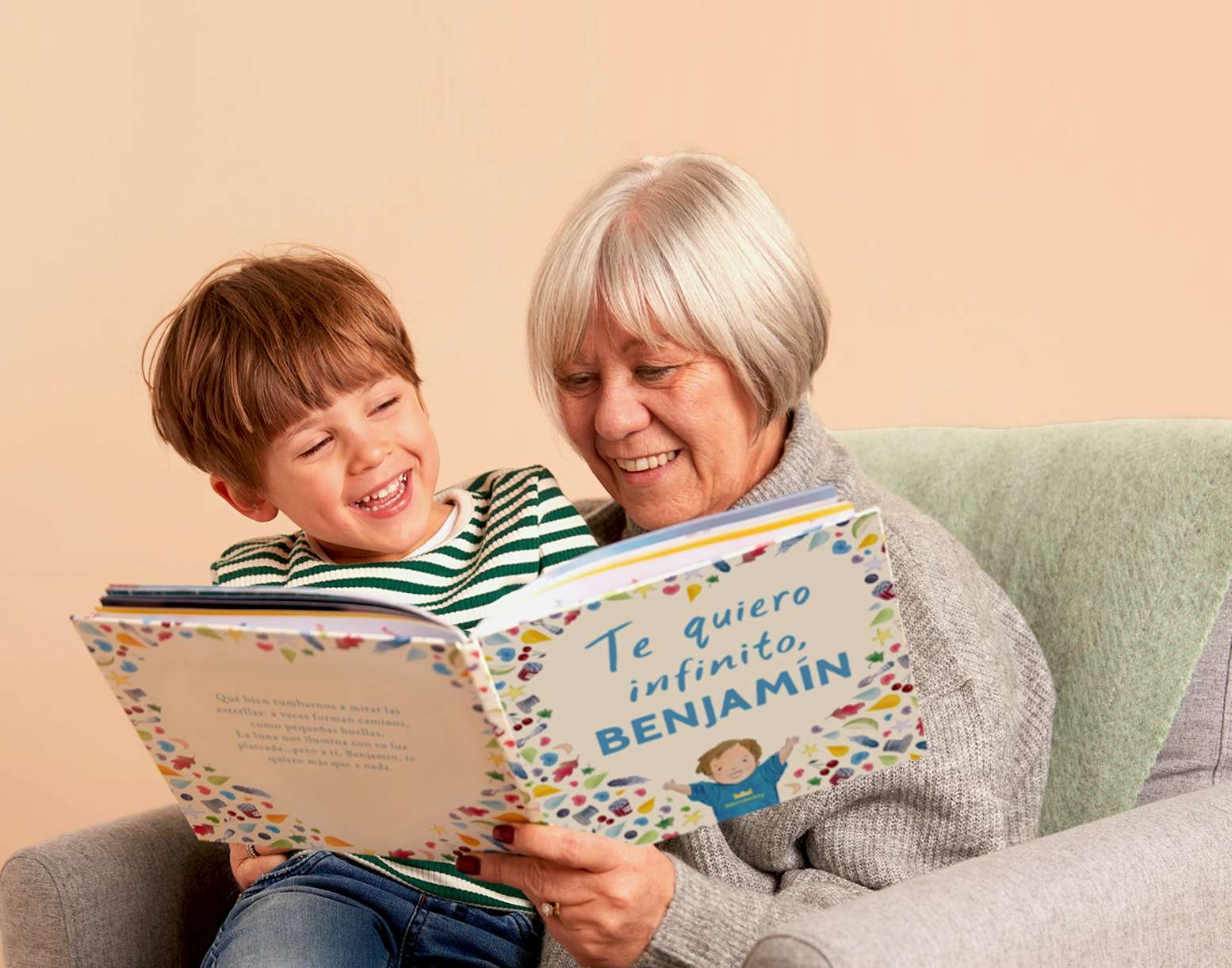 Abuela y nieto leyendo “Te quiero infinito”