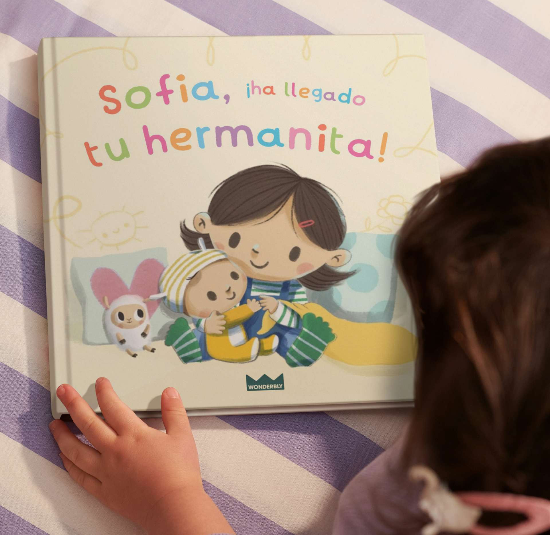 Un niño leyendo un libro