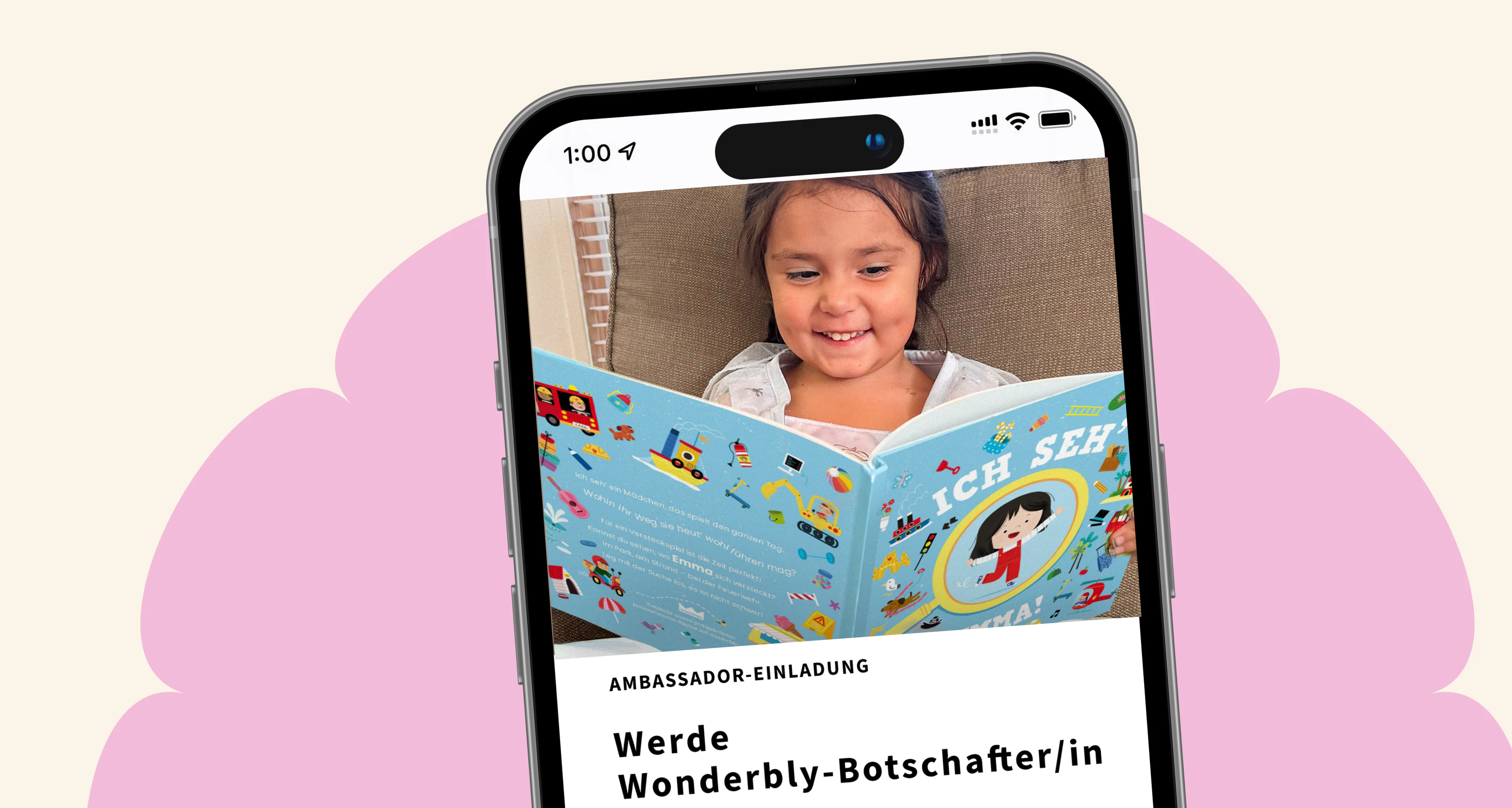 Ein Kind hält sein personalisiertes Buch in den Händen