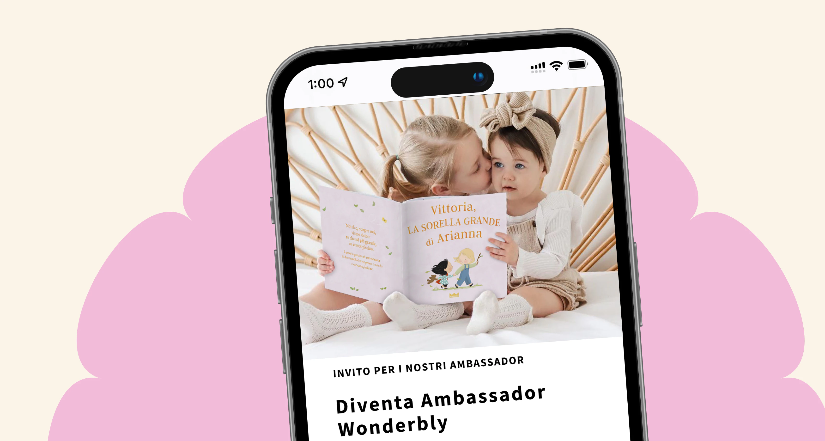 Due bambini leggono il libro personalizzato