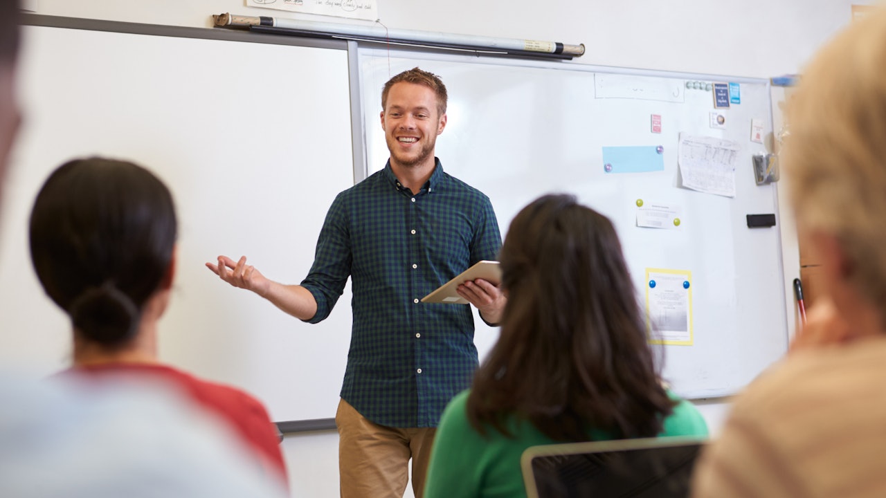 Professeur avec ses étudiants 