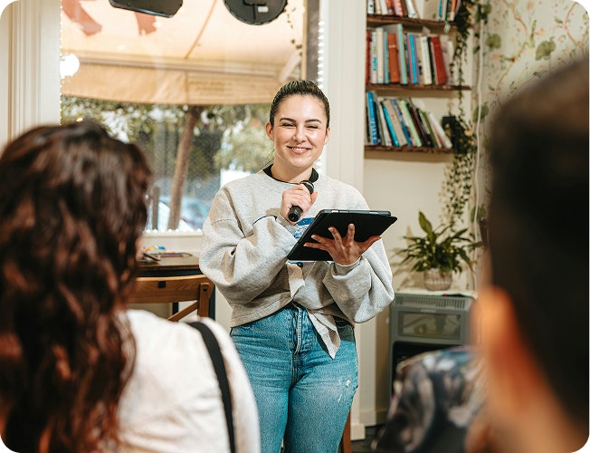 Alguien haciendo una presentación en vivo