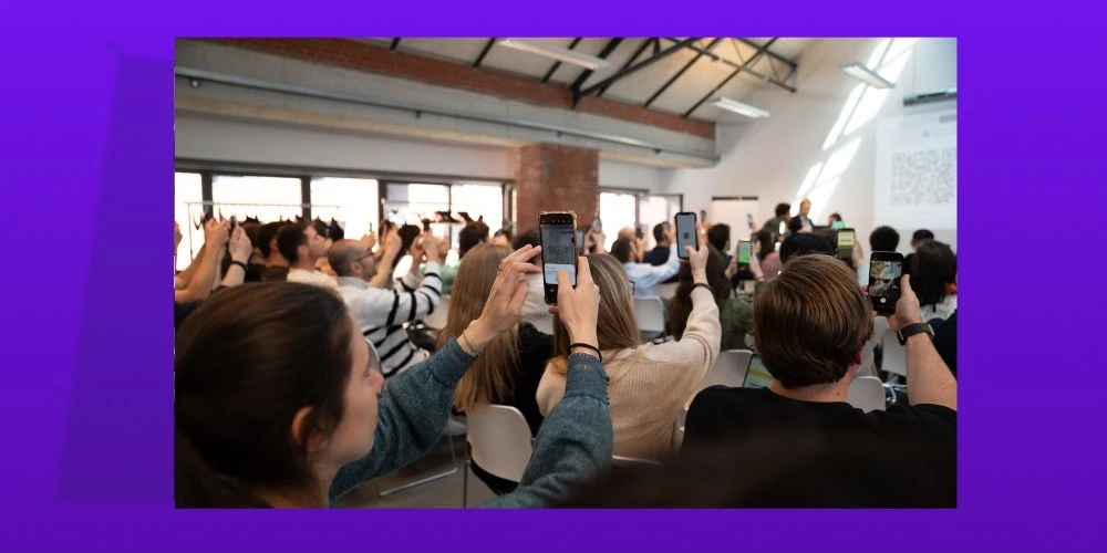 Session de formation où les apprenants scannent le QR code Wooclap pour rejoindre l'événement.