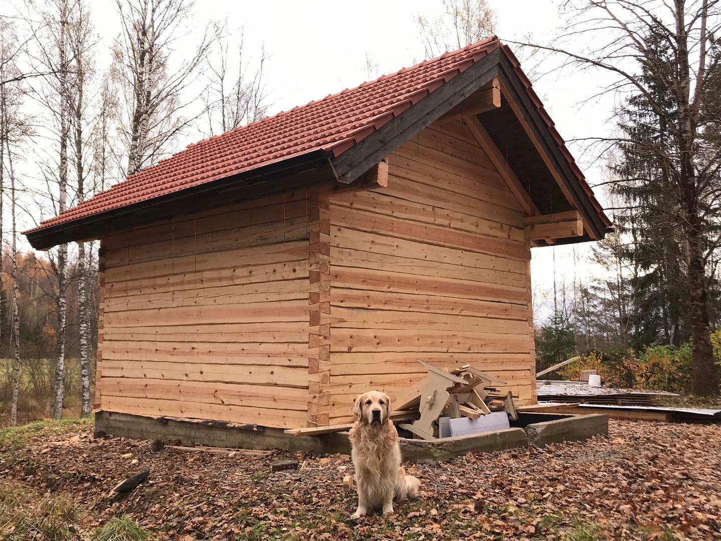 Hirsimökki ja käsinladottu tiilikatto