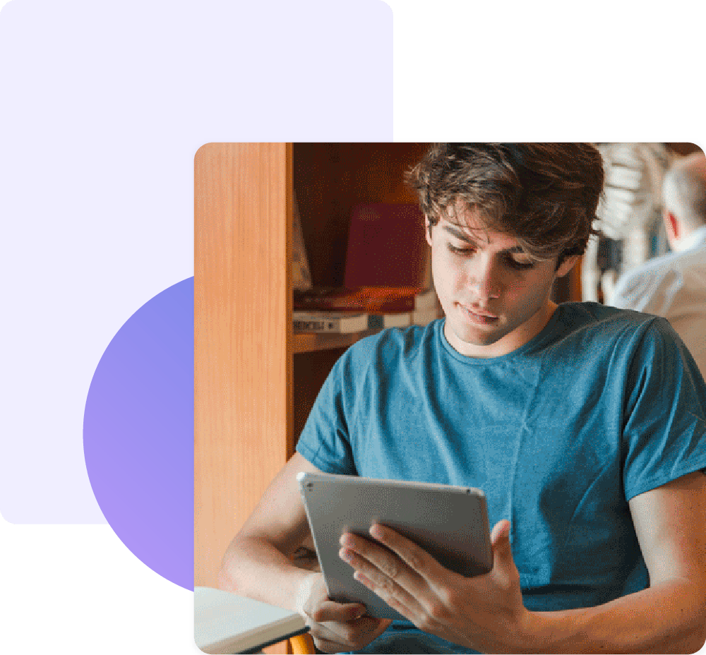 Étudiant étudiant avec une tablette en salle de classe