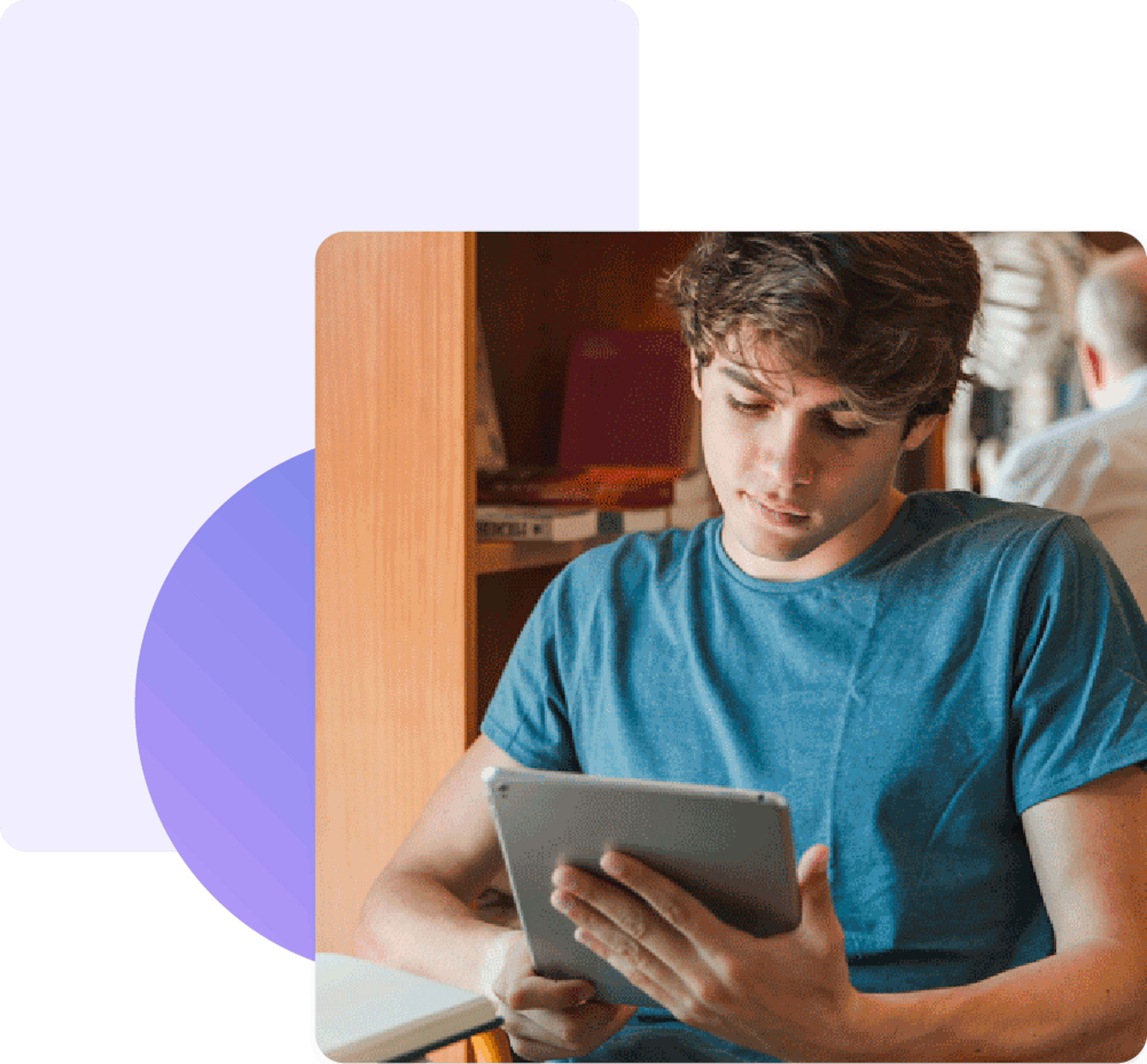 Étudiant étudiant avec une tablette en salle de classe