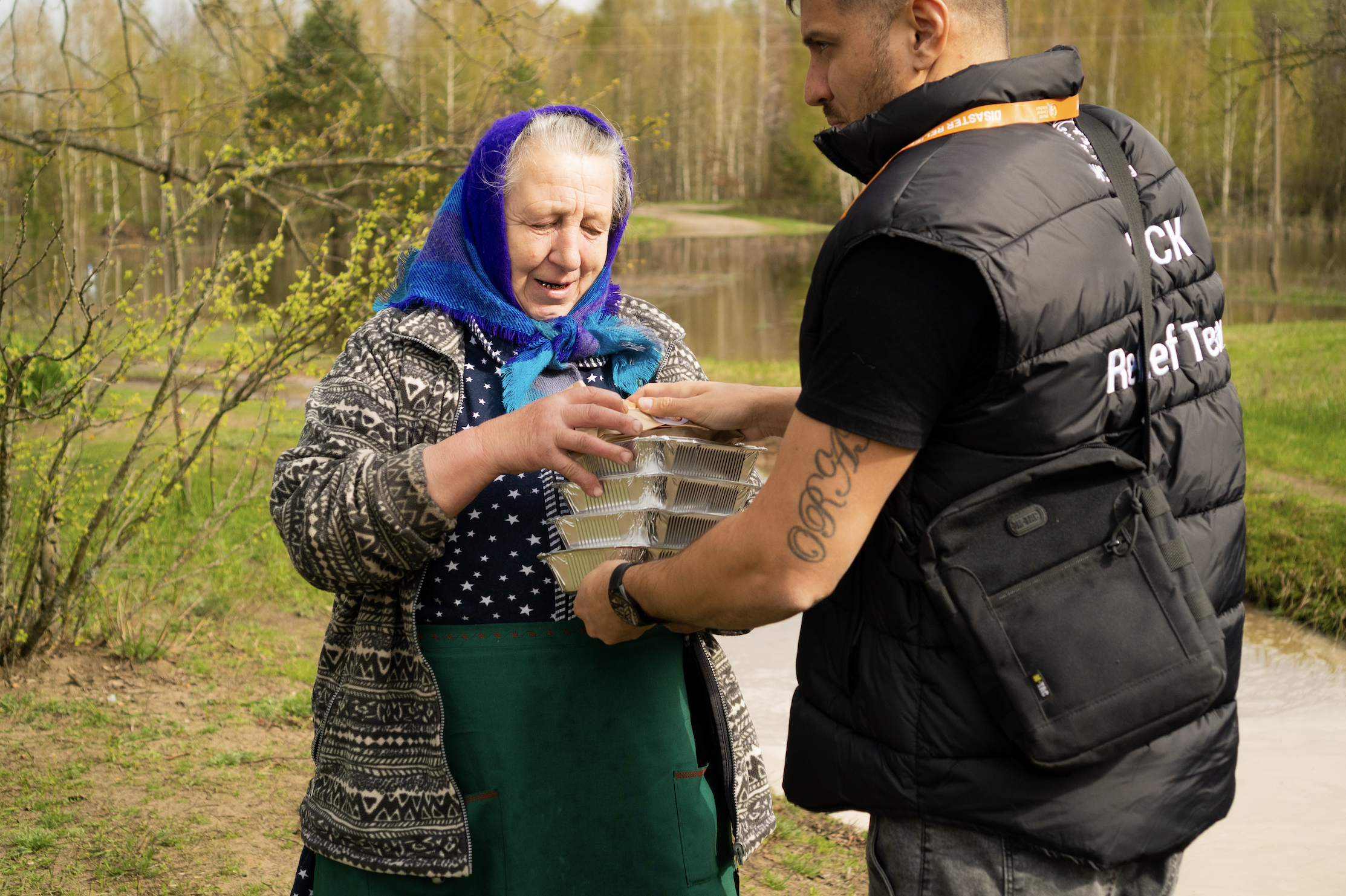 A World Central Kitchen Employee Hands Meals To A Ukrainian Woman   75c11170 64e9 4791 Bce6 Bf66c295fb5f Screenshot 2023 05 26 At 11.20.08 AM 