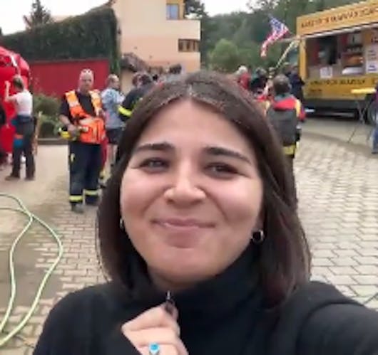 Dunyodagi eng gozal qizlarning mushuklari (video) Yaladi va keldi