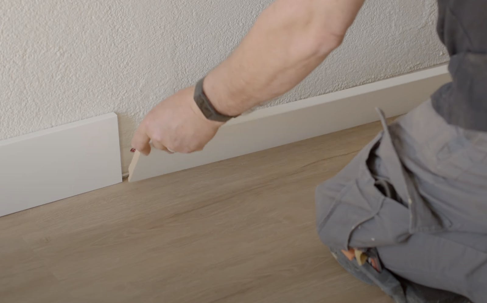 Sockelleisten kleben? Fußleisten kleben mit Montagekleber!