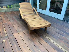 teak behandelde stoel