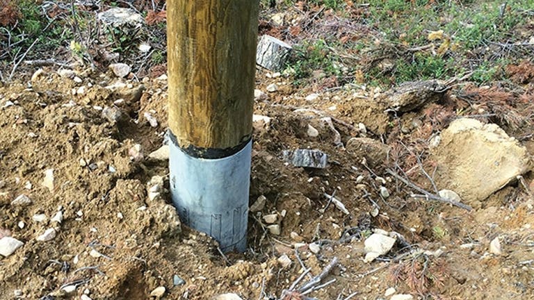 Fixer des poteaux en bois au sol