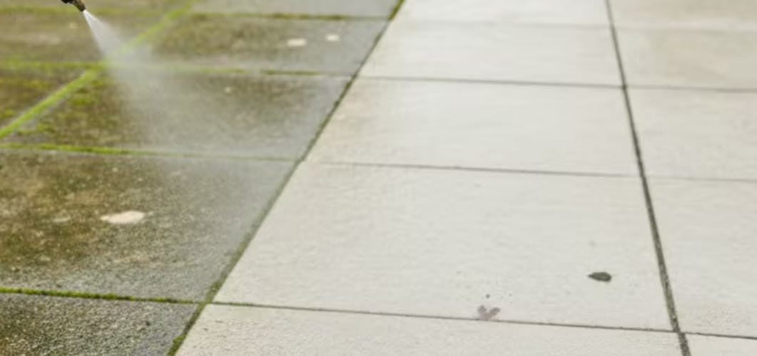 Groene aanslag verwijderen met hogedrukreiniger