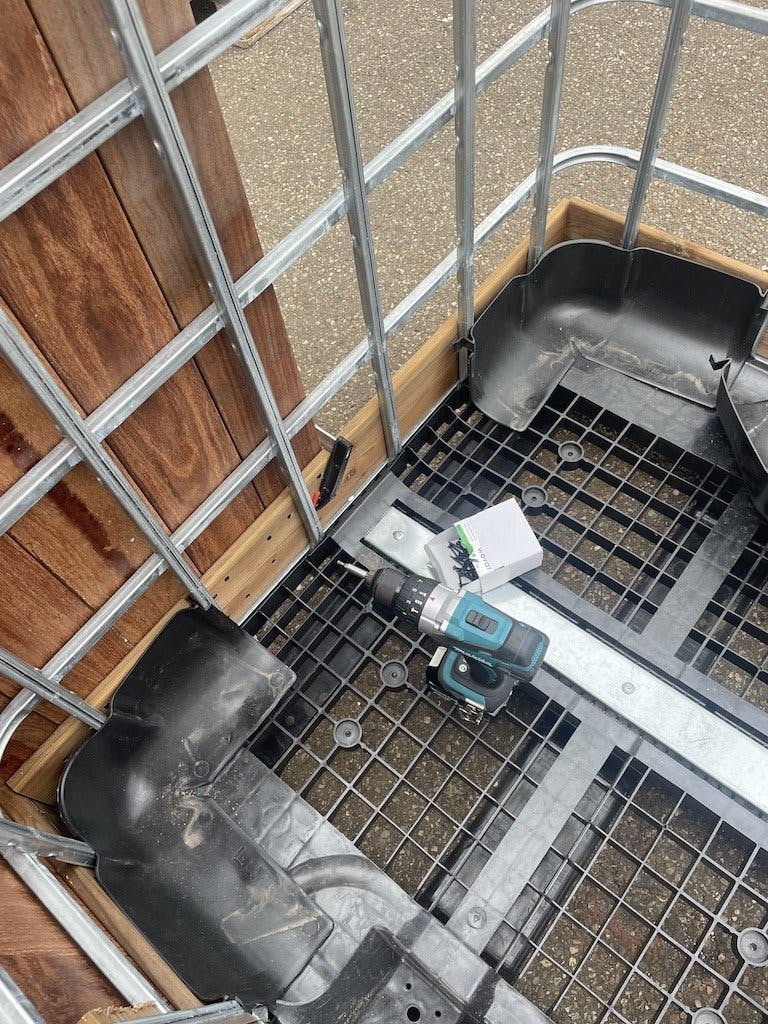 Een 1000 liter ibc vat ombouwen tot een grote regenton Een 1000 Liter Ibc Vat Ombouwen Tot Een Grote Regenton