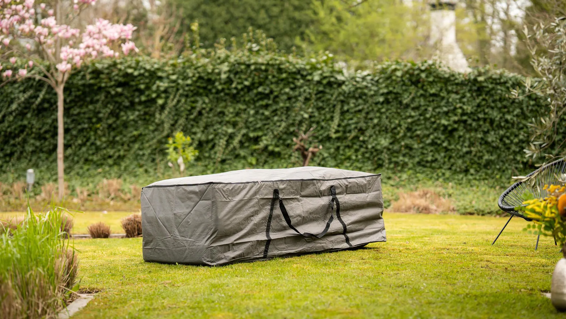 Tuinset afgedekt met een tuinmeubelhoes voor de winter