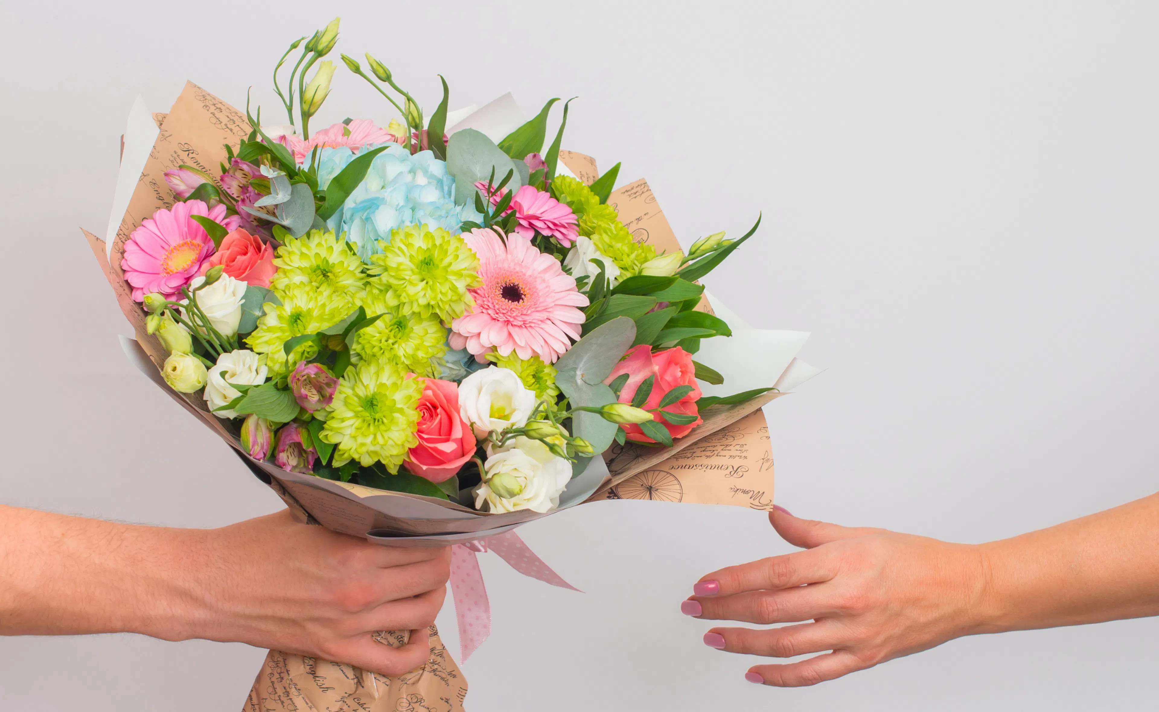 Giving a beautiful flower bouquet as a hostess gift for summer gathering