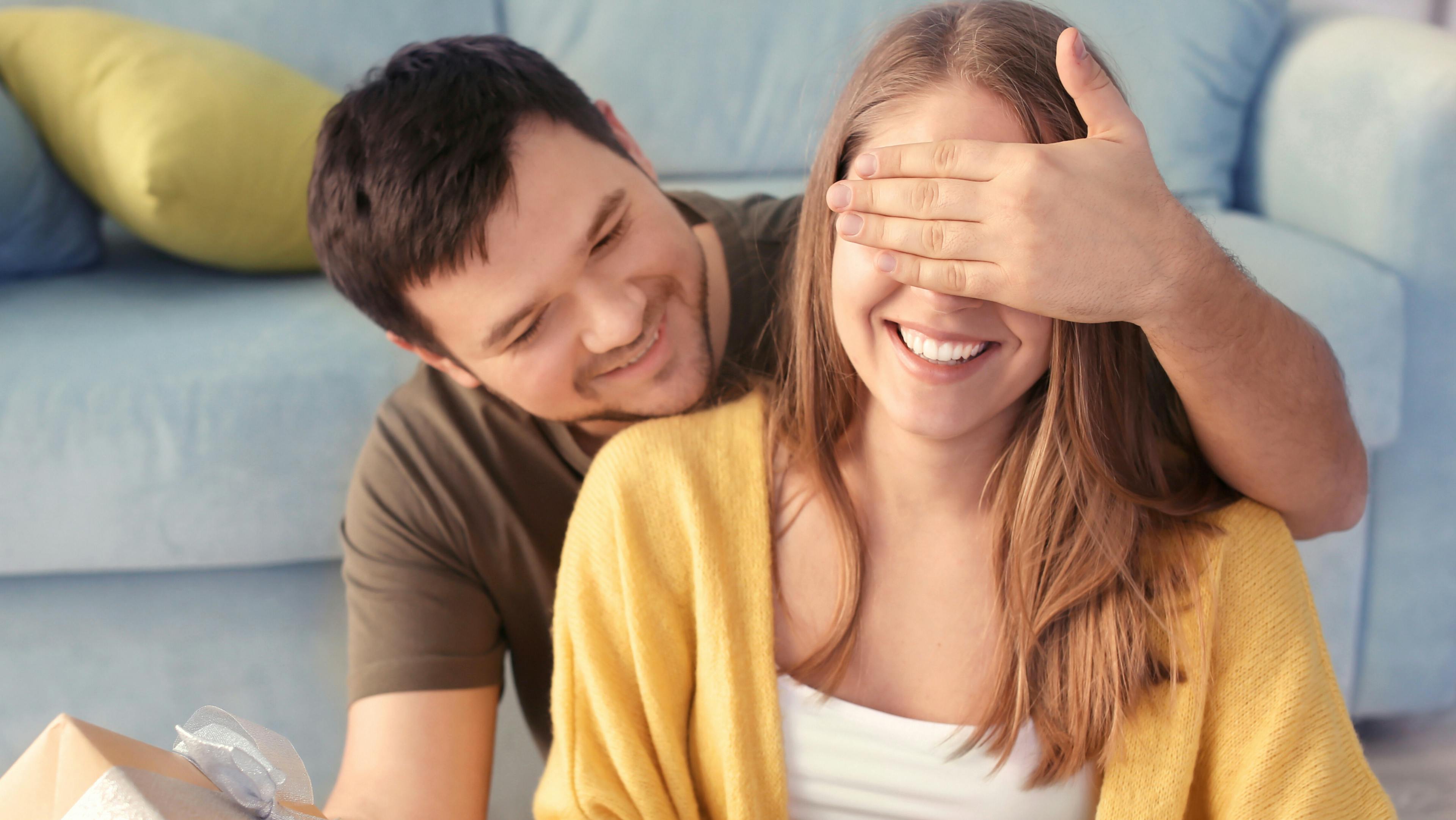 Husband surprising his wife with a thoughtful Woxbox full of words of kindness, love and appreciation