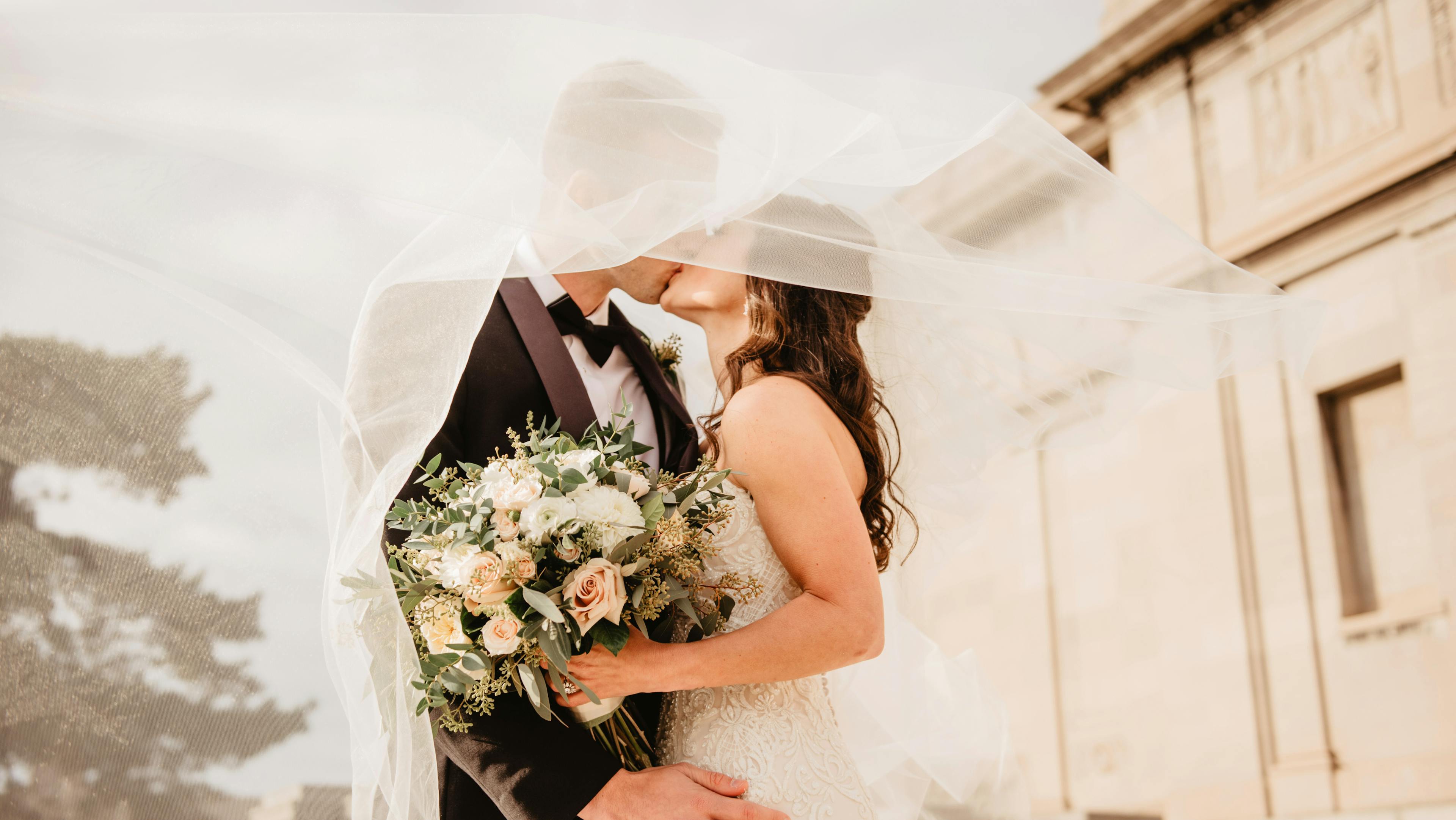 Bride and groom give Woxbox gift full of love notes on their wedding day