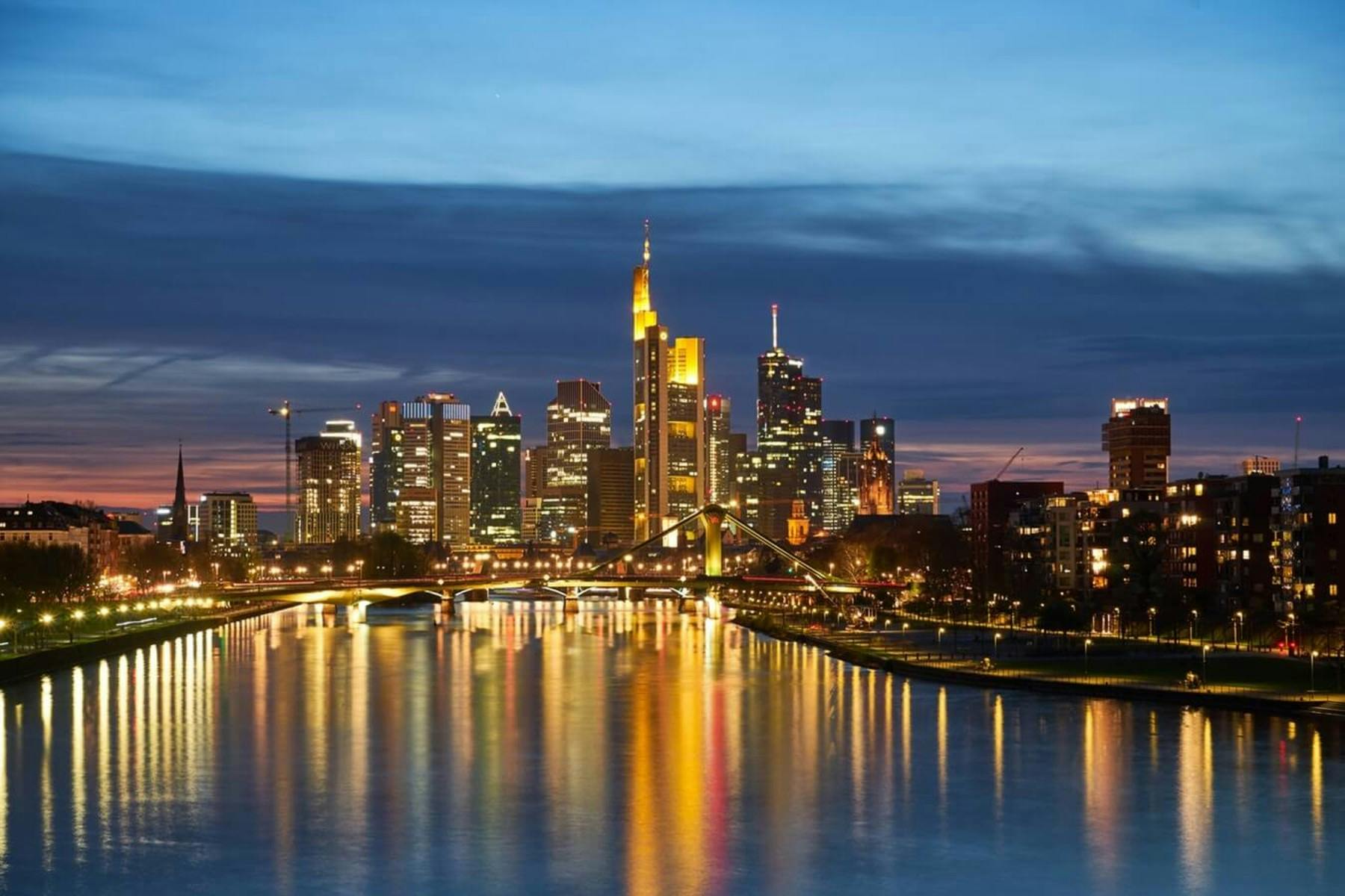 Sehenswürdigkeiten in Frankfurt: Die Frankfurter Skyline bei Nacht