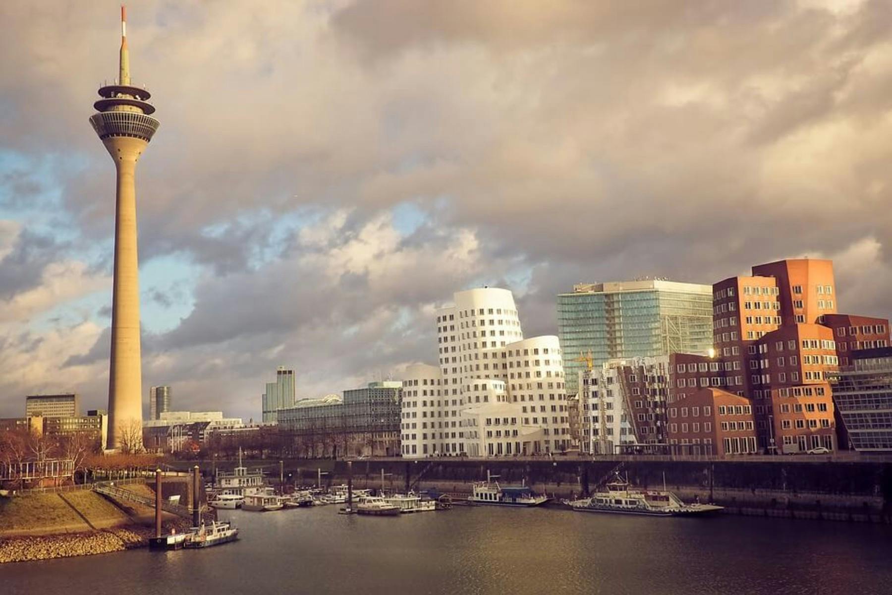 Sehenswürdigkeiten in Düsseldorf: Der Rheinturm 