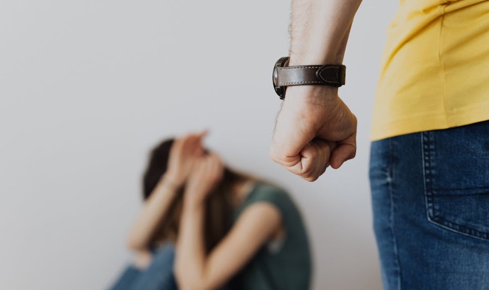 Quelles raisons empêchent les victimes de violence domestique de demander de l’aide ou partir ?