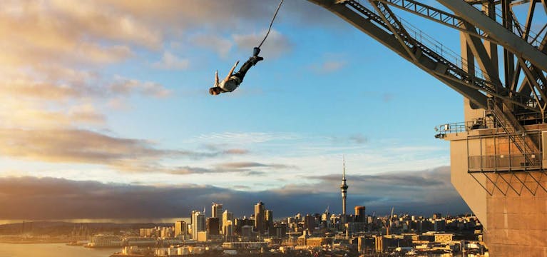 Man bungy jumping from Auckland bridge.