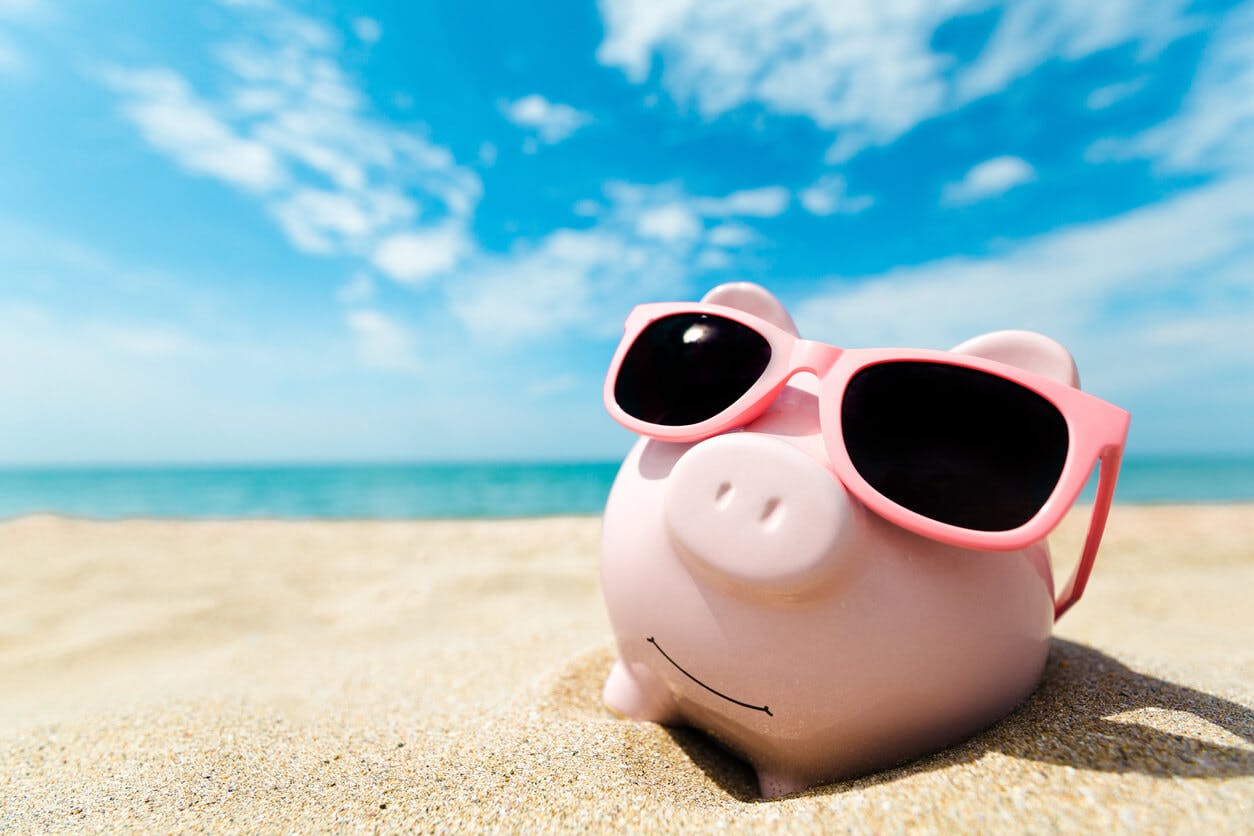 Sparschwein im Urlaub (am Strand mit Sonnenbrille)