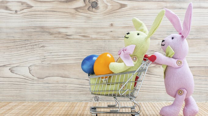 Osterhase in Einkaufswagen