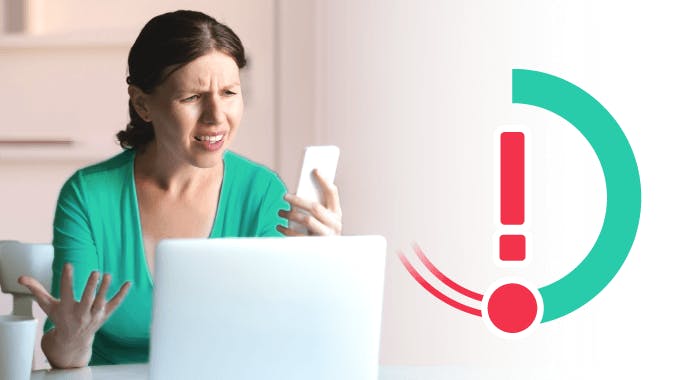 Frau schaut verärgert auf Smartphone, bonify ScoreKorrektor Konzept