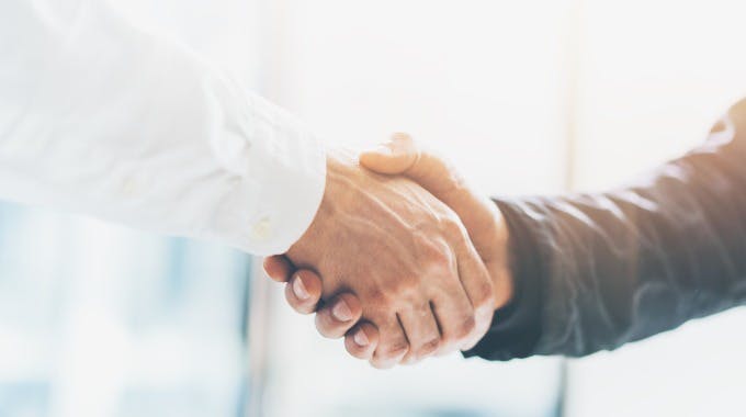 Geschäftspartner schütteln sich die Hände