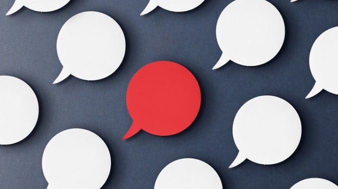 Kritische Äußerung, rote und weiße Sprechblase