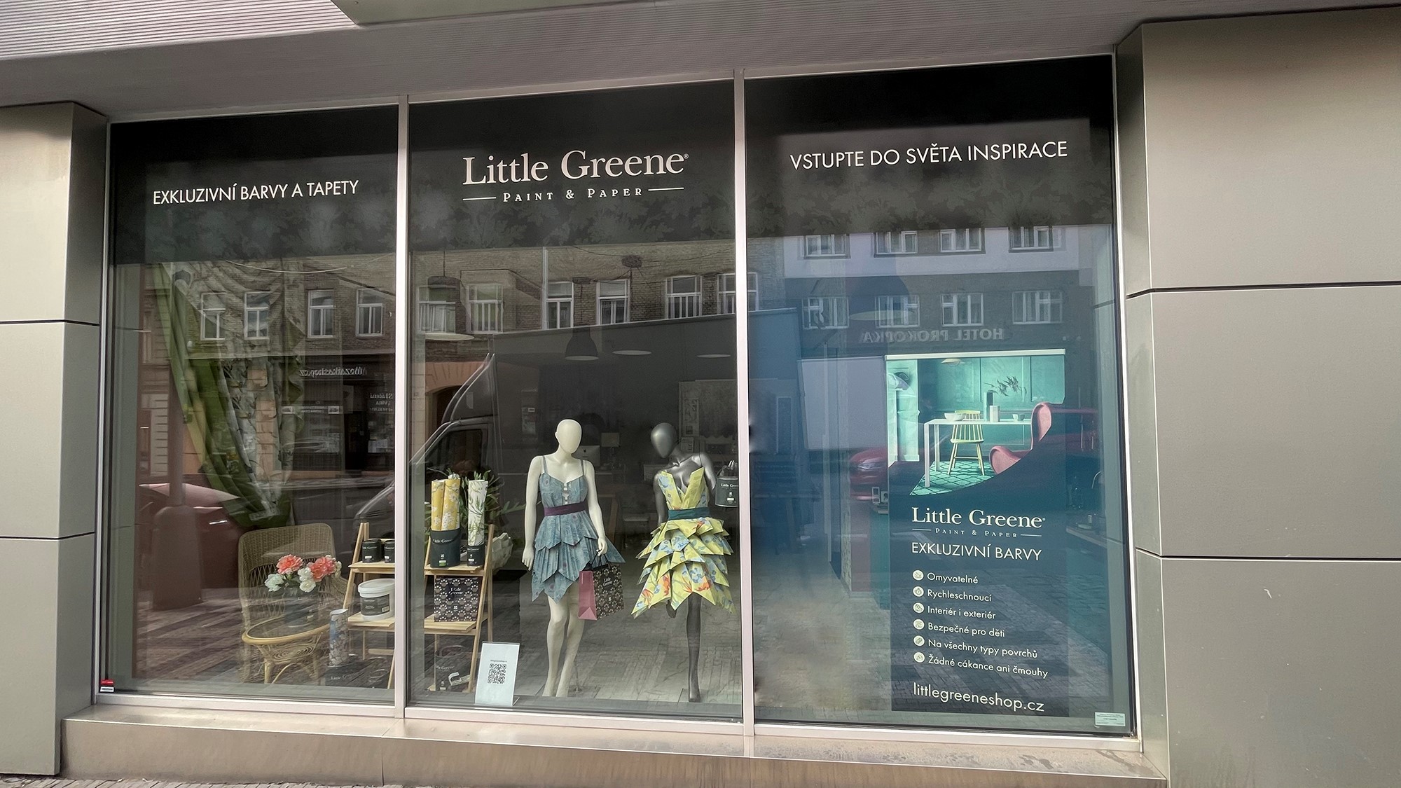 欧宝电竞苹果下载app从衣橱里的彩色玻璃上的衣服