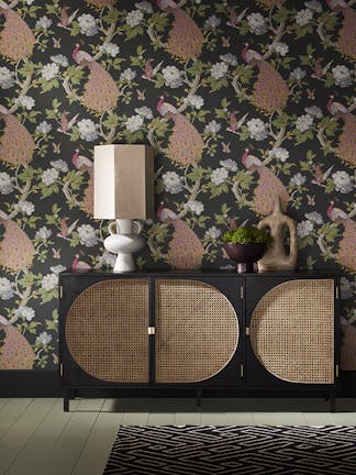 Pavona——玛弗。这个引人注目的和华丽,9teenth-century wallpaper is perfect for adding an element of opulence to your guest bedroom scheme.