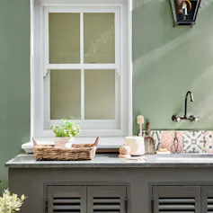 Comment peindre un cadre de fenêtre en bois