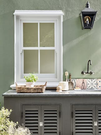 墙壁:Boringdon Green 295窗框:木灰229橱柜:Pompeiian Ash 293