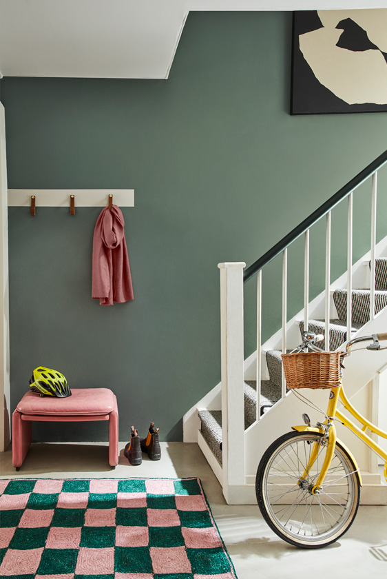 Het schilderen en decoreren van de hal