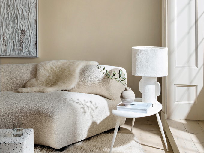 Comment peindre un mur foncé en blanc