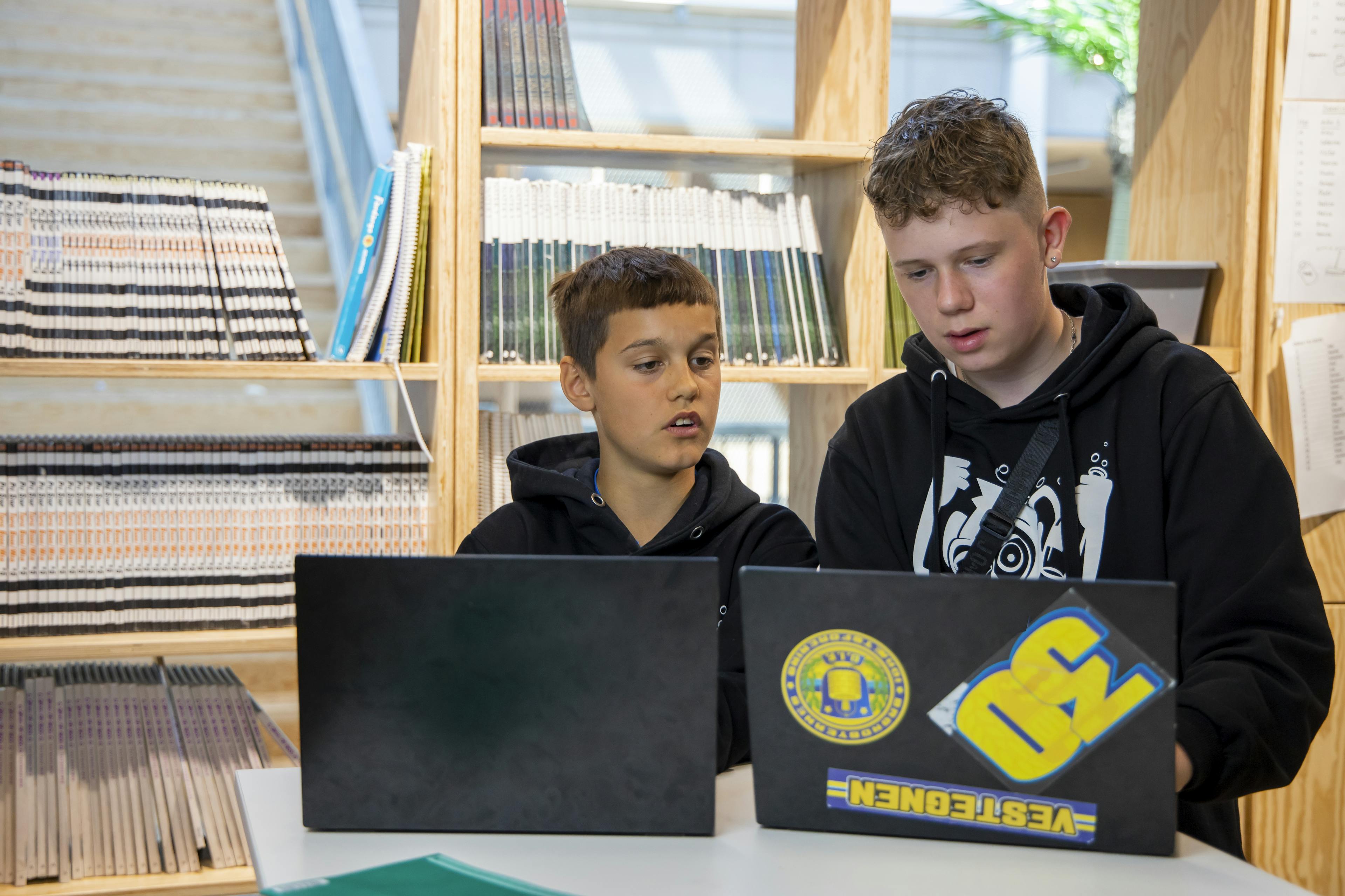 To elever bruger bærbar computer