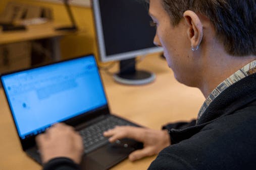 Aksel Sloth, en elev på en computer