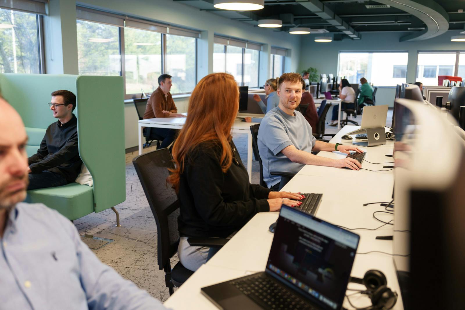 Et billede, der viser et kontorlokale med medarbejdere