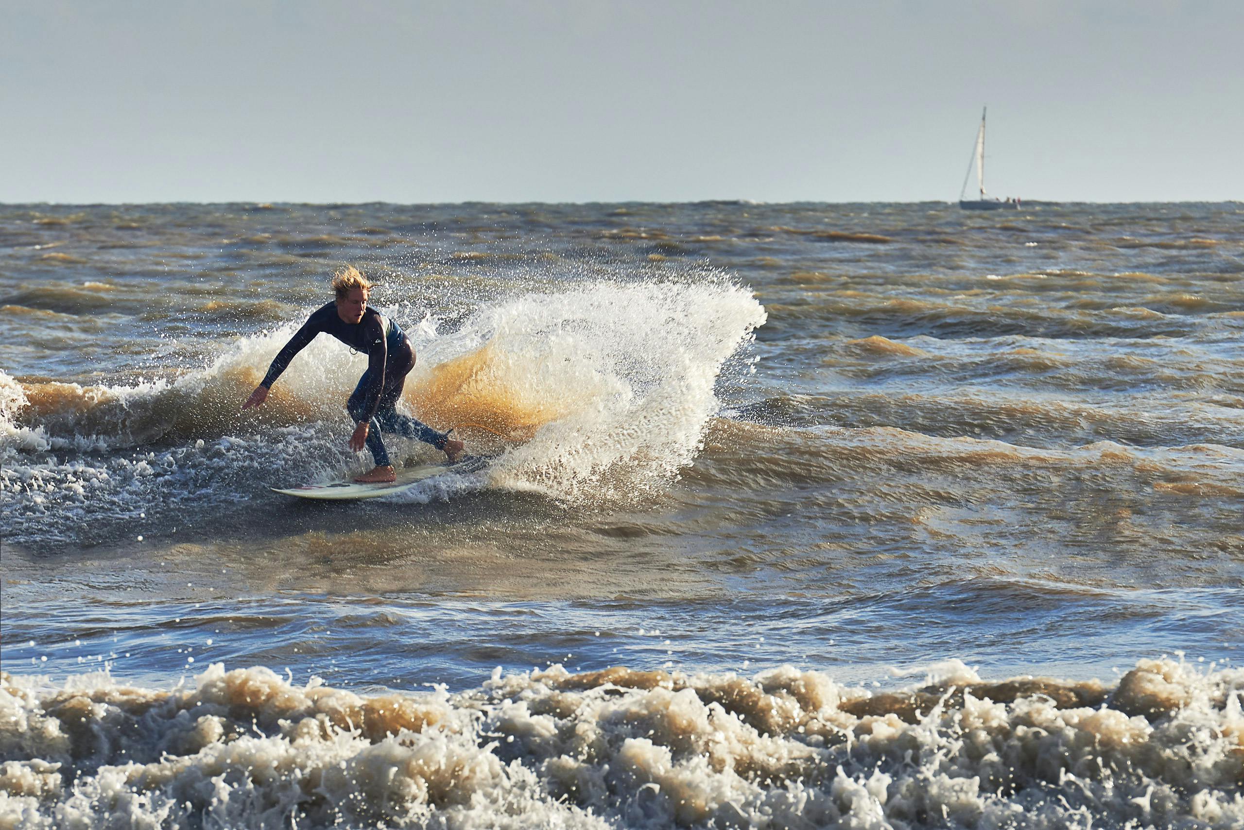 Surf action at Royan's Pontaillac beach, photography by Xavier Wendling