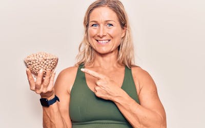 Frau ab 40, Proteine, gesunde Ernährung, Muskelkraft, pflanzliche Proteine, Proteinbedarf