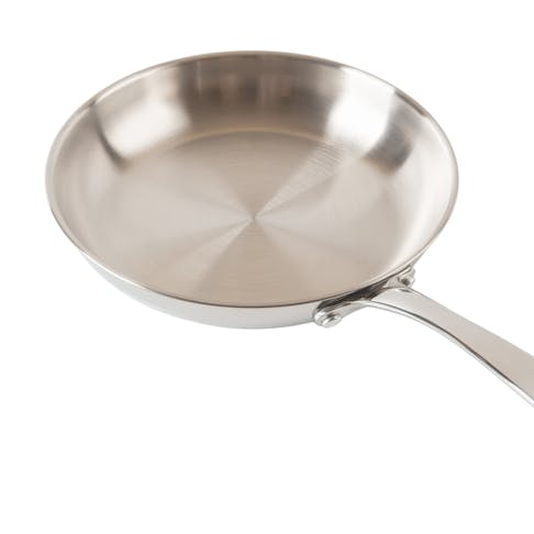 18/10 stainless steel pan. Image Credit: Shutterstock.com/Maryia_K