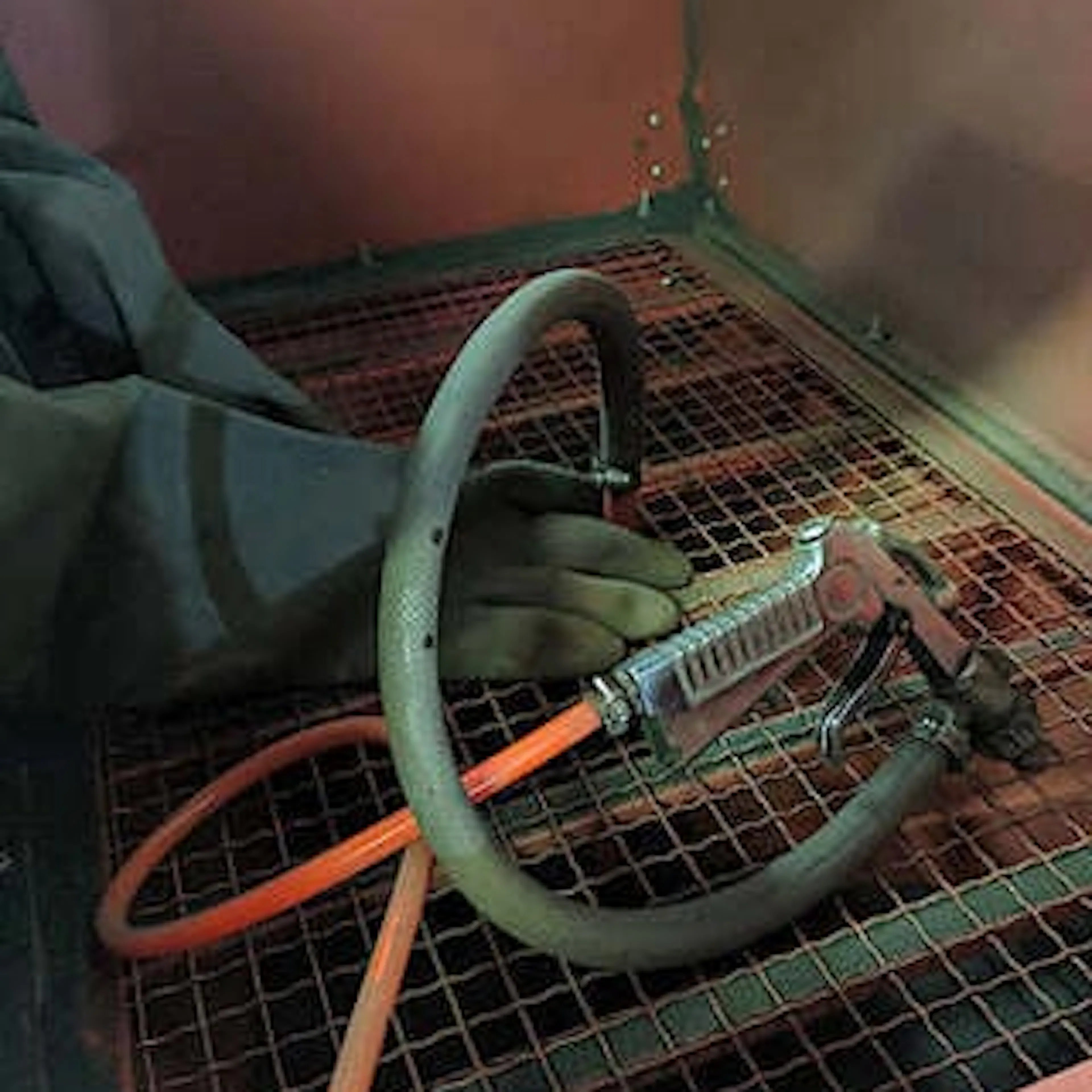 Bead blasting equipment
