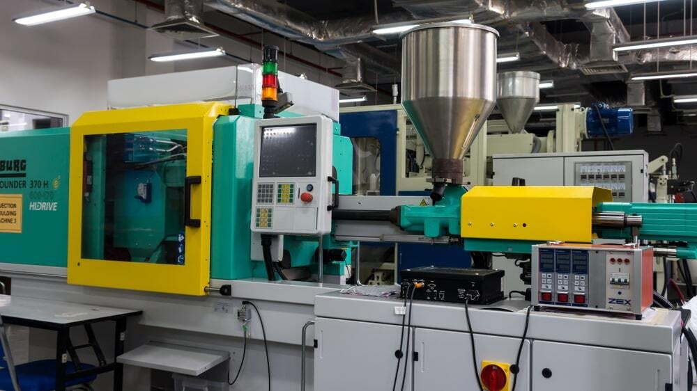 plastic injection molding machine