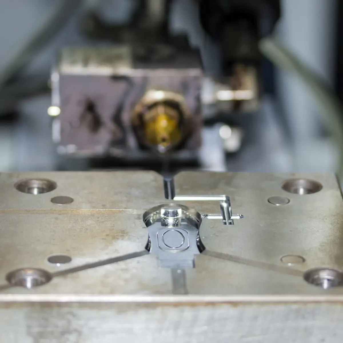 How to Choose Core and Cavity Placement in Injection Molding | Xometry