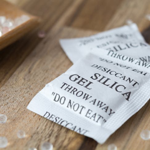 The difference between colorless silica gel desiccant and blue silica gel  desiccant