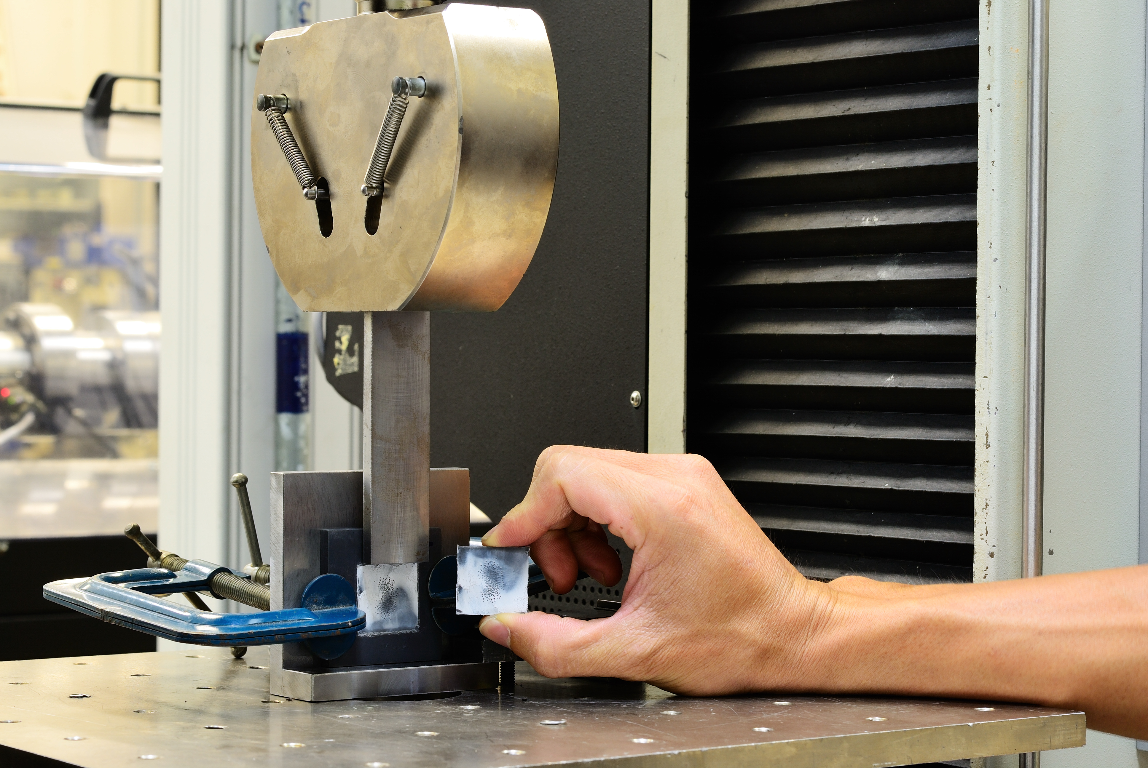 Edge Crush Test. Image credit: Shutterstock/PathomP