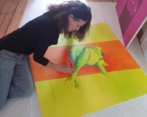 Yael Edery en train de peindre sa prochaine toile